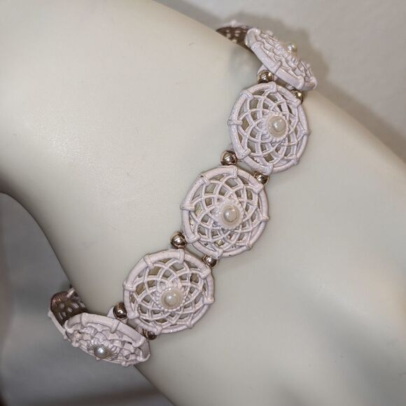 White floral or snowflake pattern w/pearl center bracelet - Picture 3 of 5